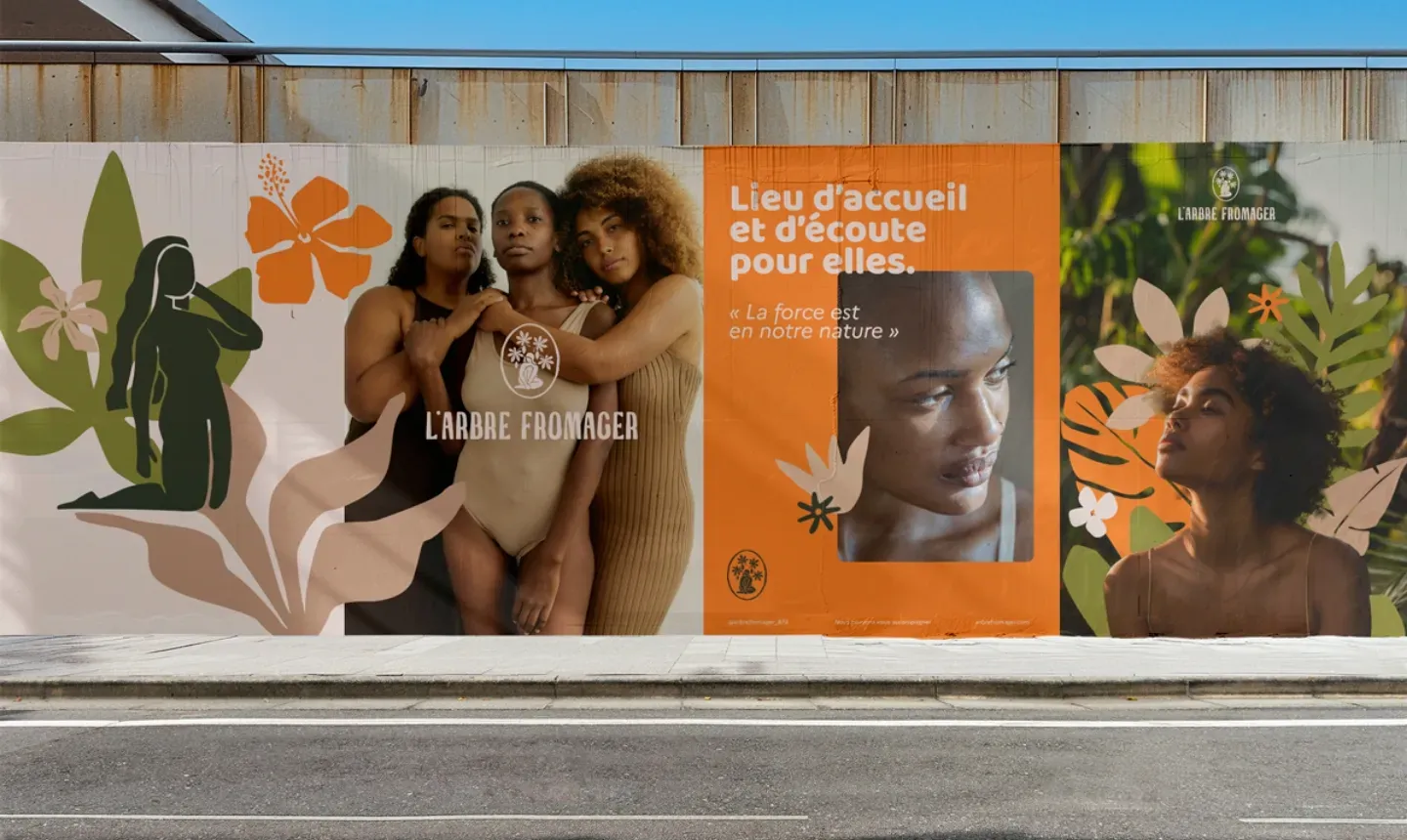 Affiches de L’Arbre Fromager collées sur un mur de rue : « Lieu d’accueil et d’écoute pour elles », « La force est en notre nature », portraits de femmes et motifs végétaux (mise en situation)