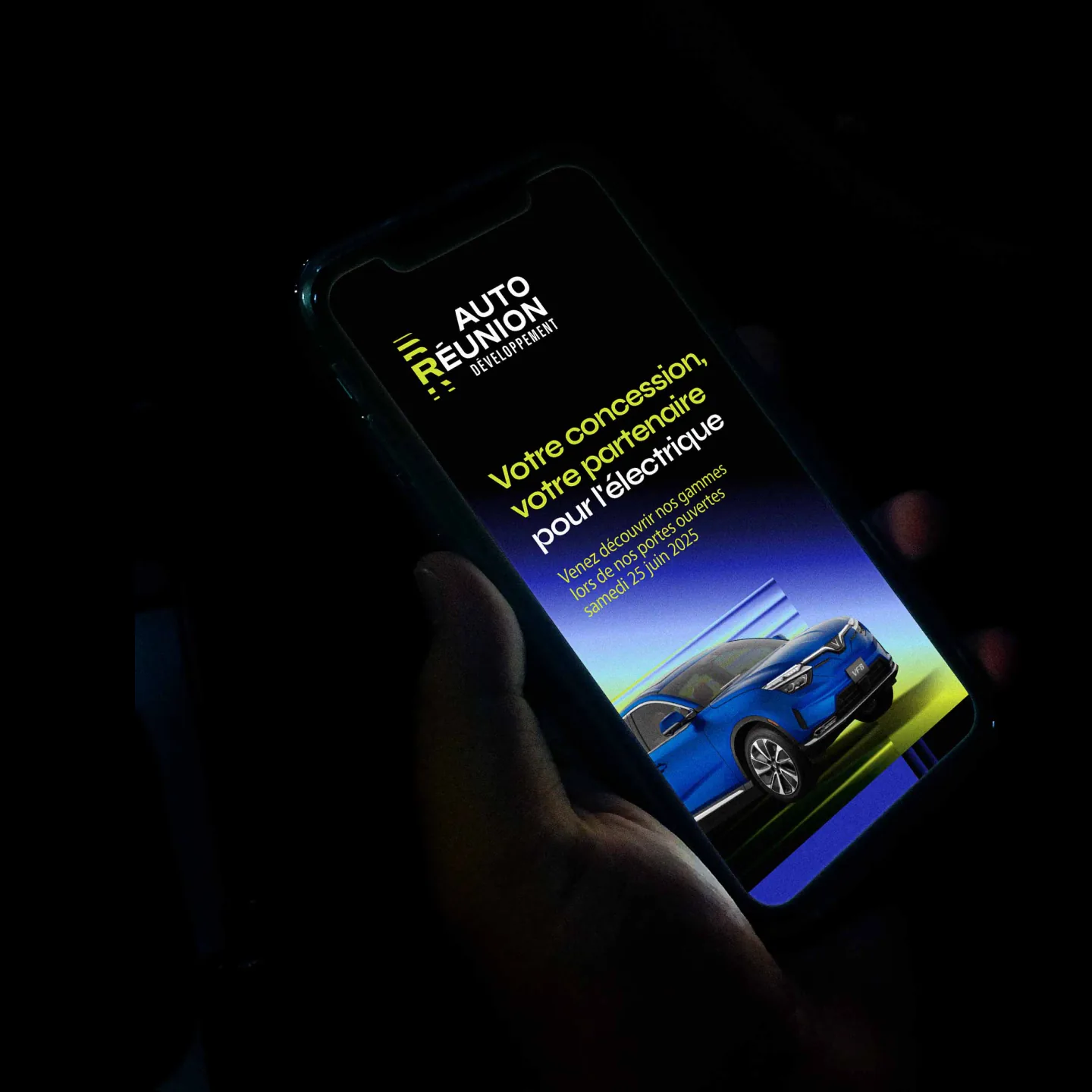 Publication d’Auto Réunion Développement « Votre concession, votre partenaire pour l’électrique » sur un téléphone
