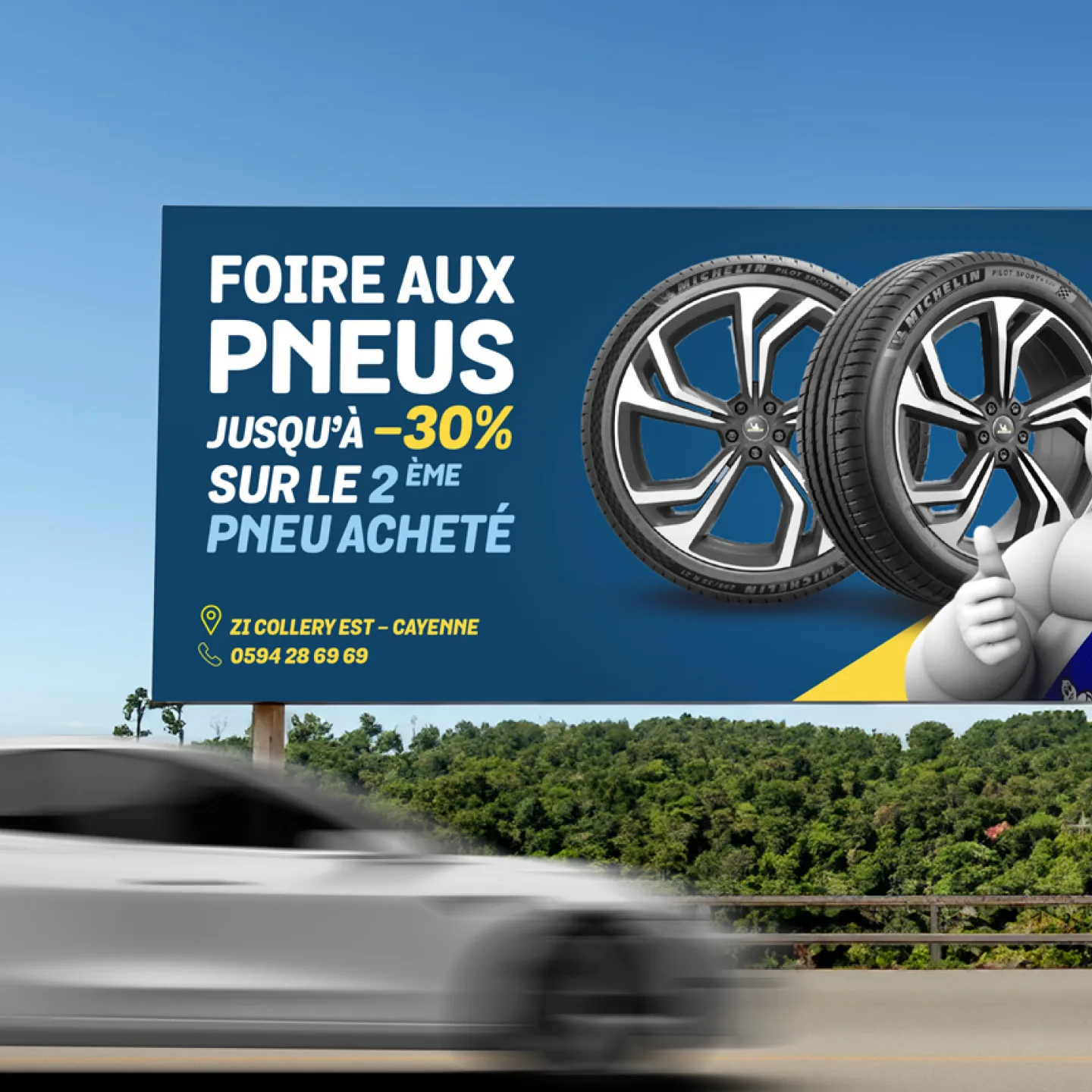 Panneau d’affichage Autorama « Foire aux pneus, jusqu’à −30 % sur le 2e pneu acheté », en bord de route