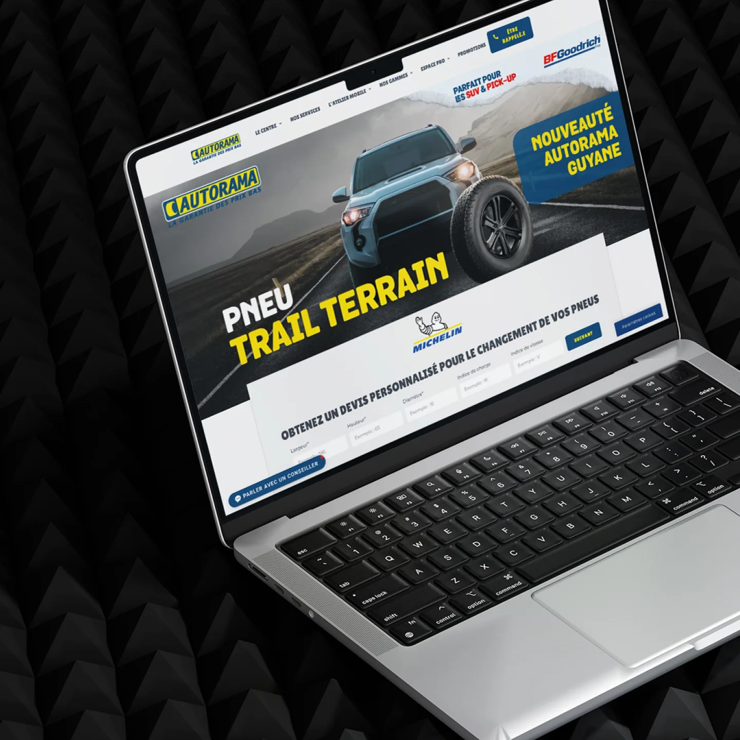 Page « Pneu trail terrain » du site Autorama sur un ordinateur portable