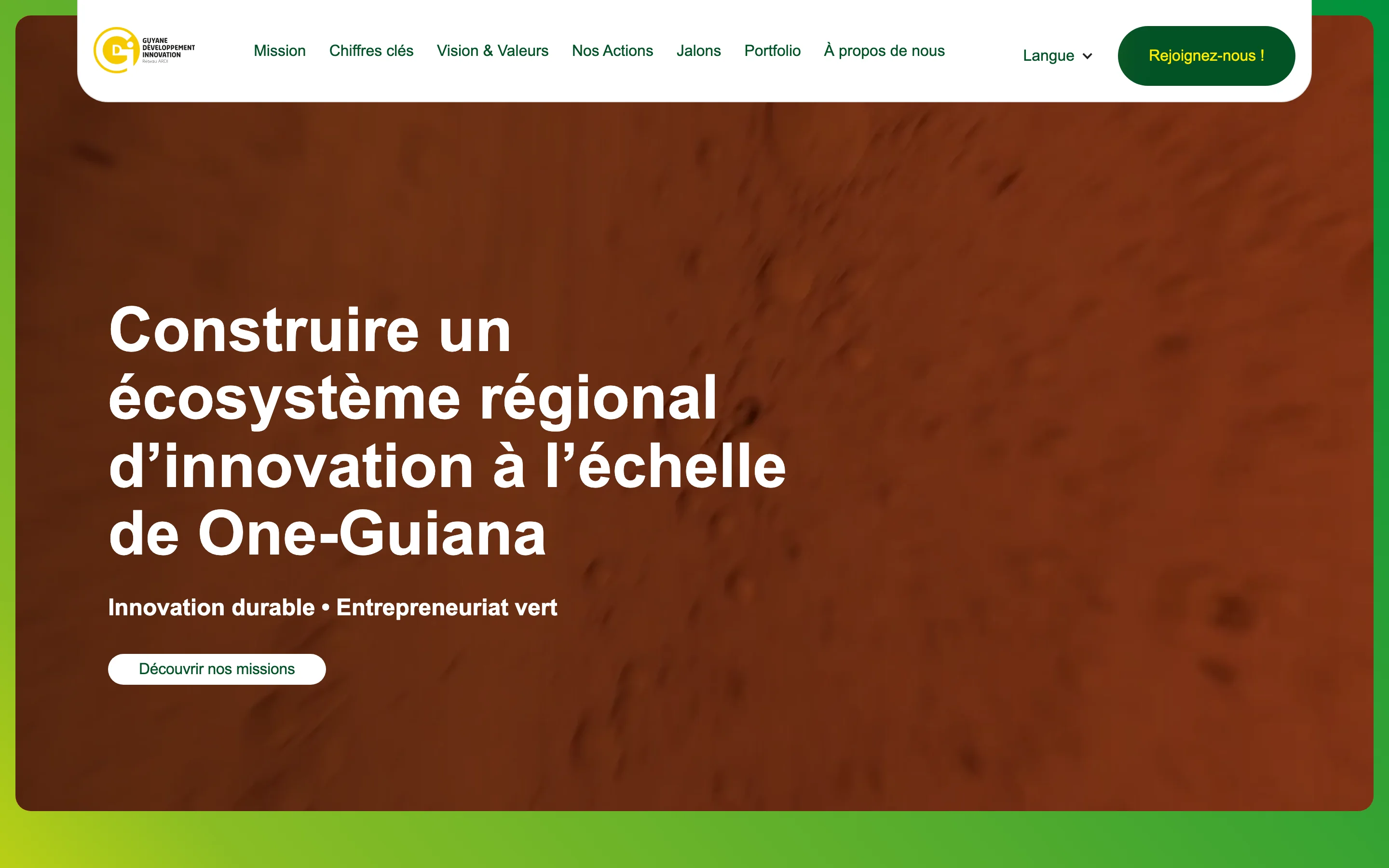 Accueil du site One Guiana à l’ouverture : le menu, le titre « Construire un écosystème régional d’innovation à l’échelle de One-Guiana » et le bouton « Découvrir nos missions »