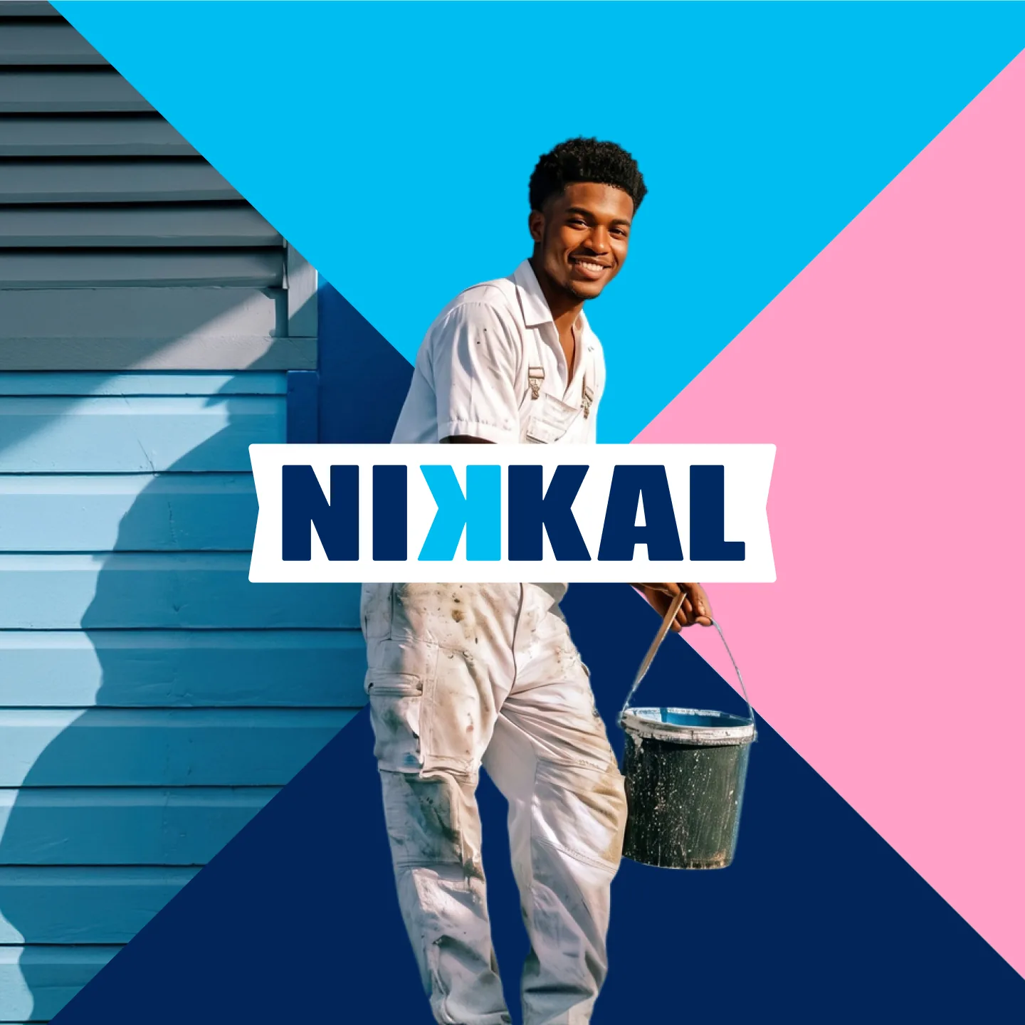 Logo NIKKAL en cartouche blanc devant un peintre en tenue de travail, seau à la main, sur des aplats bleu, rose et marine (mise en situation)