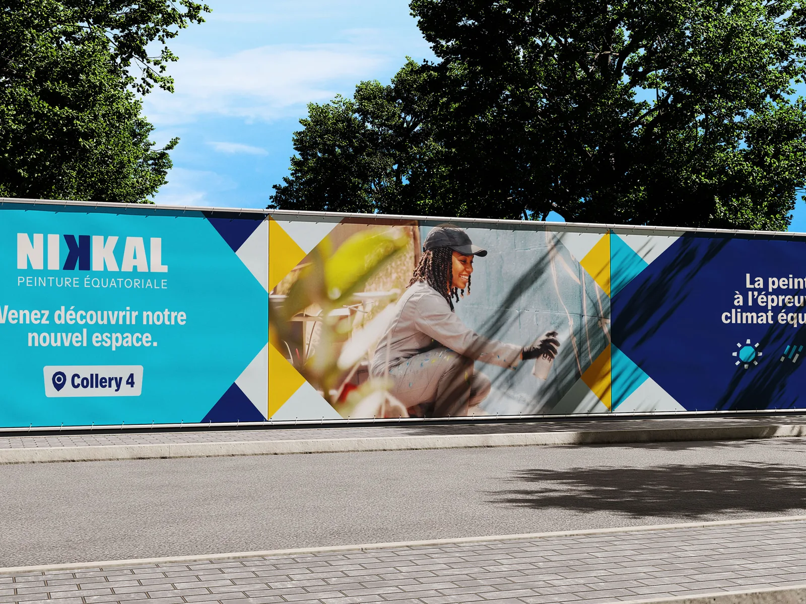 Panneau NIKKAL Peinture équatoriale au bord d’une route : « Venez découvrir notre nouvel espace », Collery 4 (mise en situation)