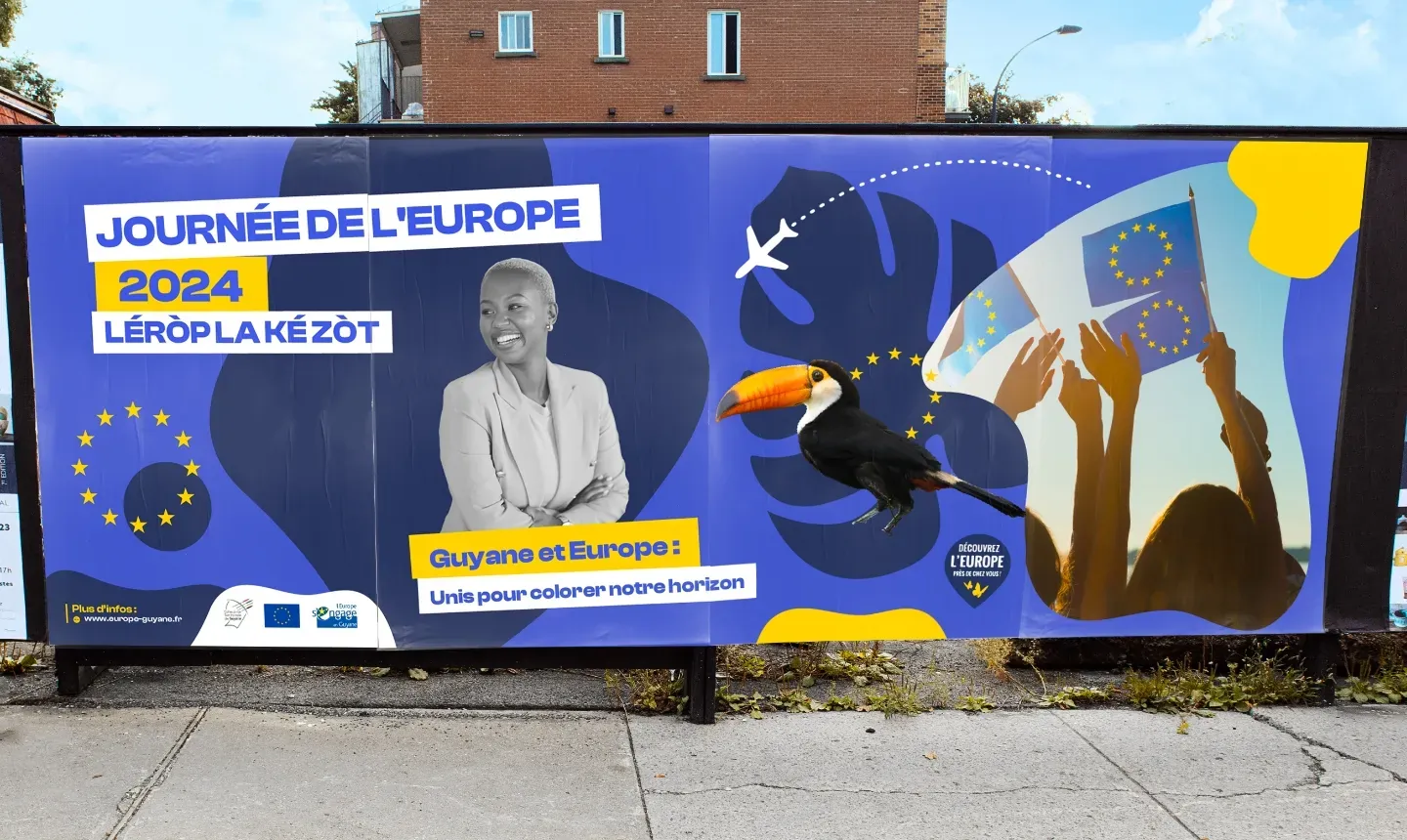 Univers graphique Europe en Guyane : affiche de la Journée de l’Europe 2024, mise en situation sur un panneau d’affichage
