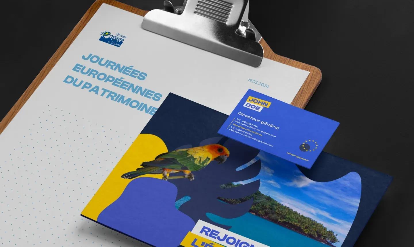 Univers graphique Europe en Guyane : papeterie des Journées européennes du patrimoine, mise en situation sur un bloc-notes
