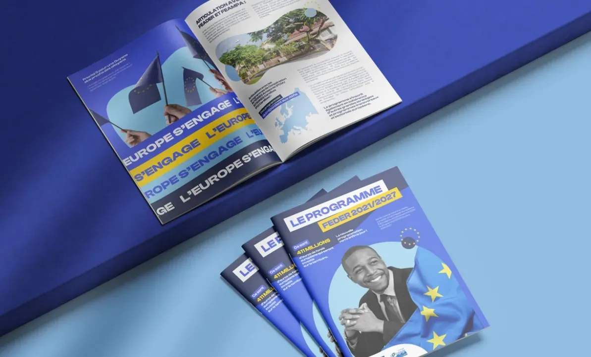 Univers graphique Europe en Guyane : magazine ouvert et brochures, mise en situation