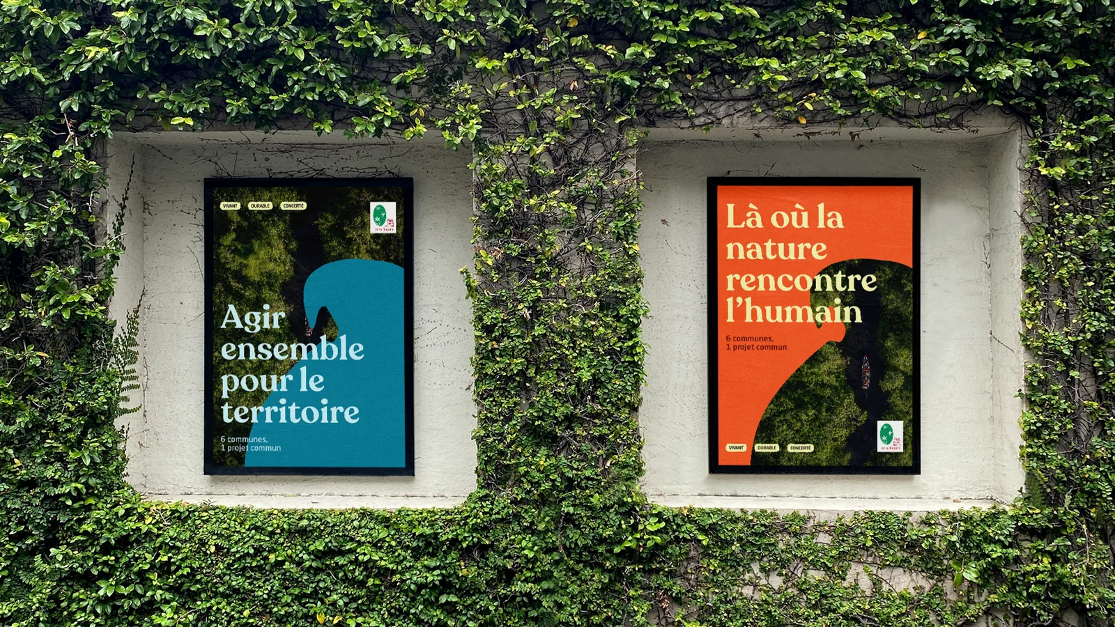 Deux affiches du Parc, « Agir ensemble pour le territoire » et « Là où la nature rencontre l’humain » (mise en situation sur un mur couvert de lierre)
