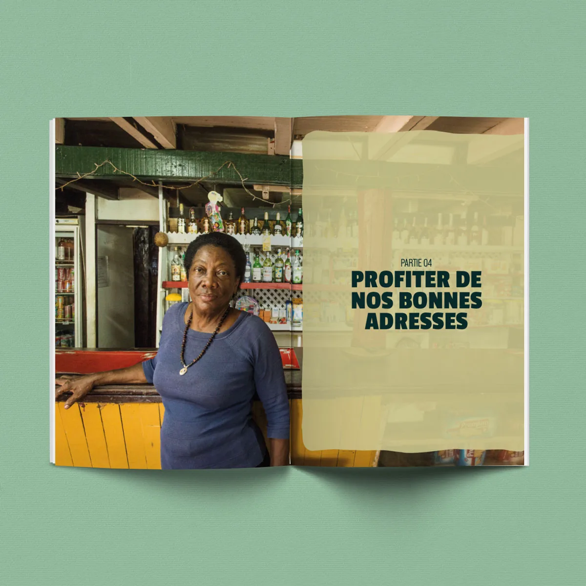 Ouverture de la partie « Profiter de nos bonnes adresses » du guide, un portrait en pleine page