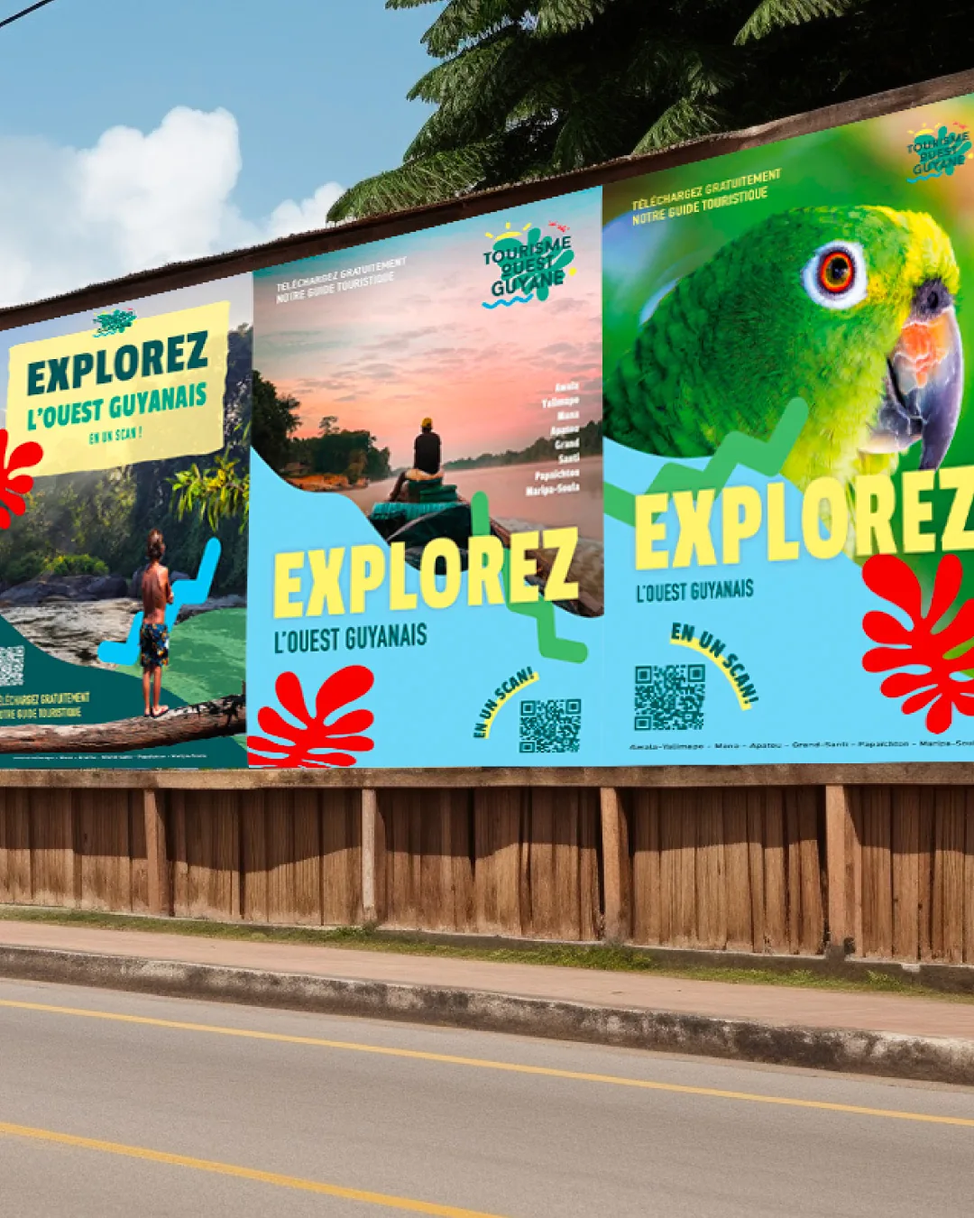 Affiches du guide posées sur une palissade, au bord d’une route