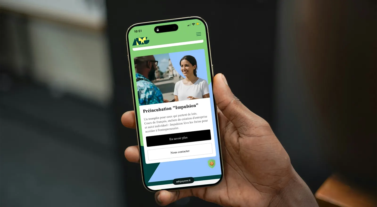 Le site de l’ADTG sur un téléphone tenu en main : la préincubation « Impulsion »