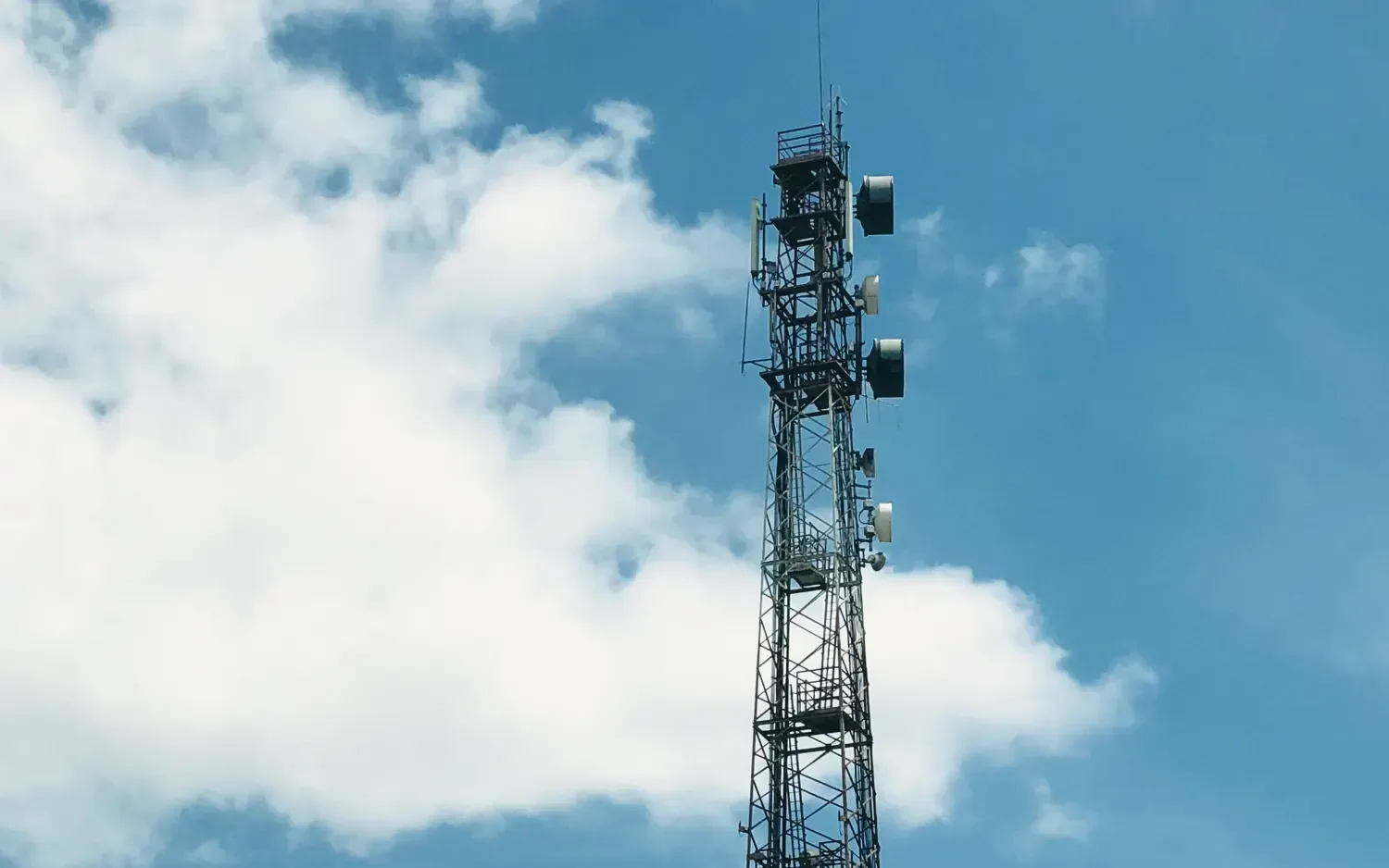 Field photo from the Mobapi website: a cell tower