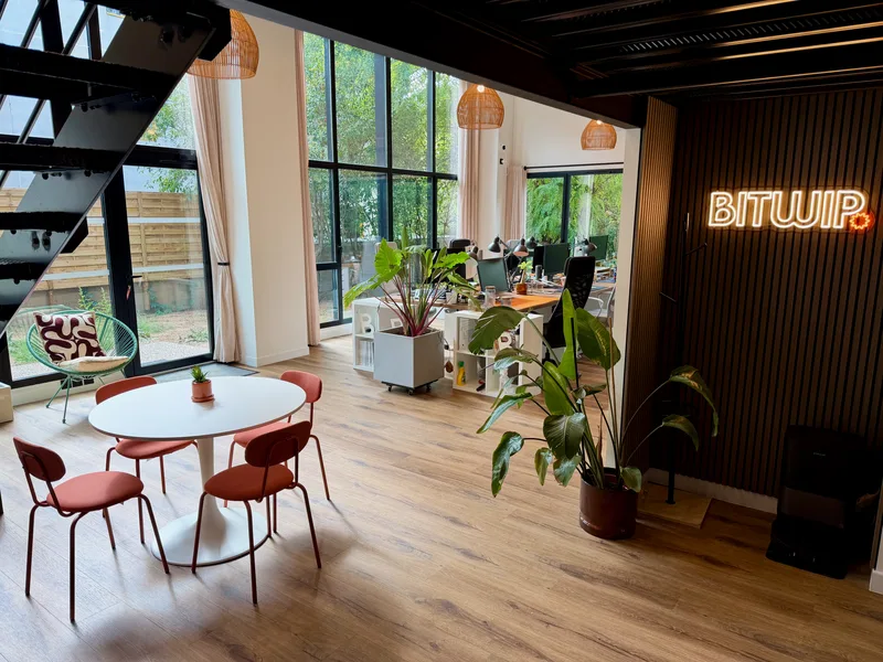 Le bureau Bitwip d’Occitanie : l’enseigne lumineuse et la table ronde de l’espace commun