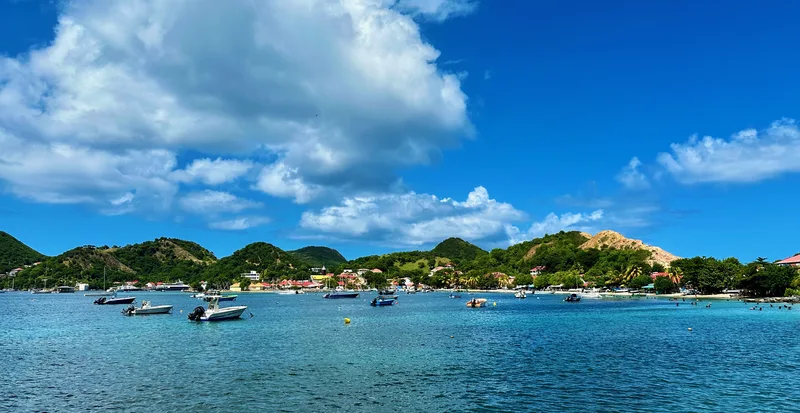 La baie de Terre-de-Haut, ses bateaux au mouillage et le village au pied des mornes, aux Saintes, en Guadeloupe