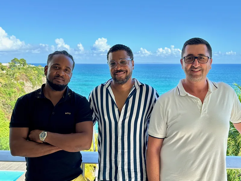 Terry Geoffroy, Christian Nho et Vincent Reboul, de gauche à droite, face à la mer