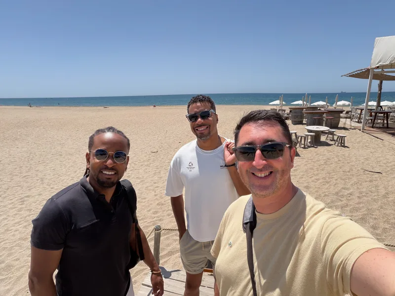 Selfie de trois membres de l’équipe sur une plage, lors d’un team building