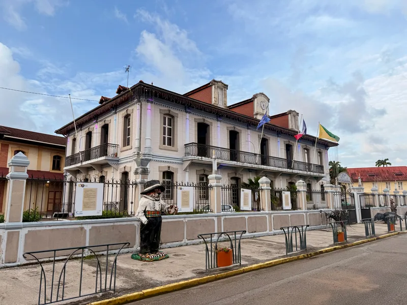 L’hôtel de ville de Cayenne et ses drapeaux, en Guyane